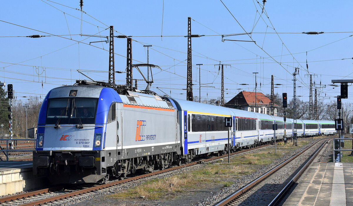 PKP Intercity spółka z o.o., Warszawa [PL] mit ihrer 5 370 007  [NVR-Nummer: 91 51 5370 007-4 PL-PKPIC] und dem EC46  BERLIN-WARSZAWA-EXPRESS  Richtung Berlin Hnf. am 22.03.25 Einfahrt Bahnhof Frankfurt (Oder).