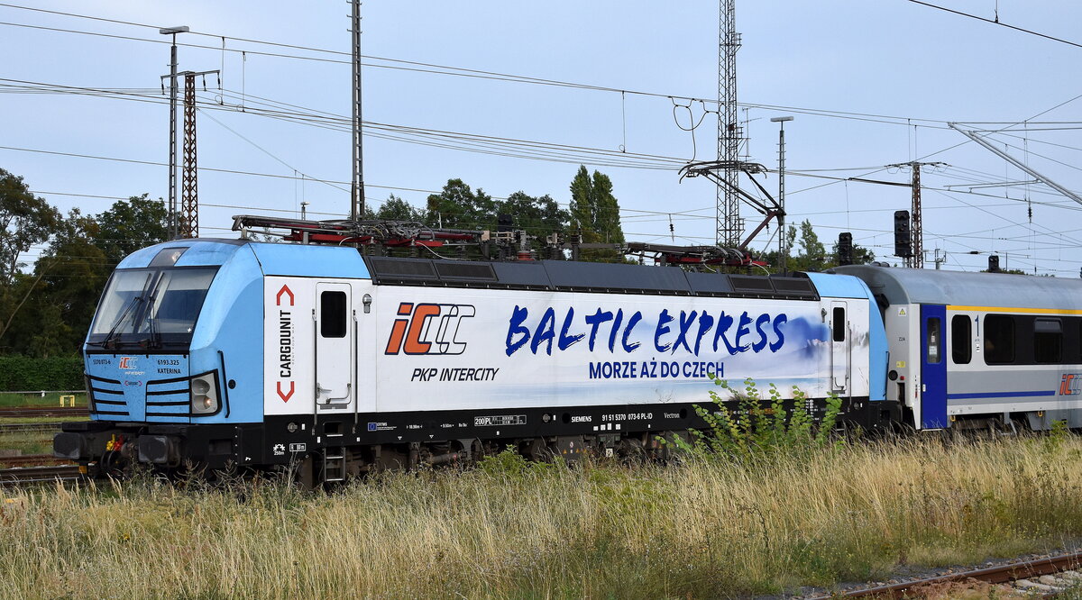 PKP Intercity spółka z o.o., Warszawa [PL] mit der geleasten polnischen Cargounit Vectron  5370 073-6 ,Name:  Katerina  [NVR-Nummer: 91 51 5370 073-6 PL-ID] und einem EC Richtung Berlin am 08.08.25 Einfahrt Bahnhof Frankfurt/Oder.