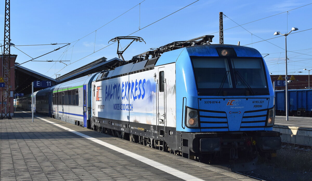 PKP Intercity spółka z o.o., Warszawa [PL] mit der geleasten polnischen Cargunit Vectron  5370 074-4 , Name:  JEREWMI  [NVR-Nummer: 91 51 5370 074-4 PL-ID] und dem EC nach Krakau am 26.08.25 Ausfahrt Bahnhof Frankfurt/Oder.
