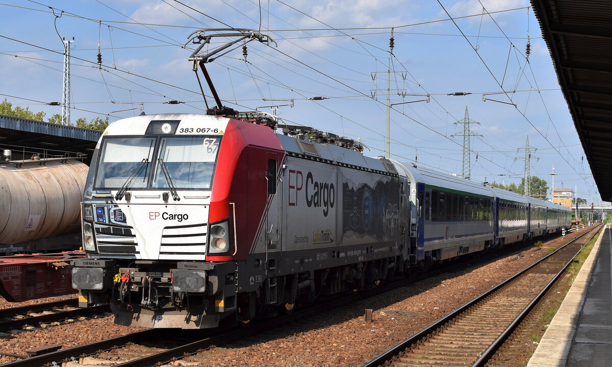 PKP Intercity spółka z o.o., Warszawa [PL] mit der geleasten EPCI - EP Cargo Invest, a.s. Vectron  383 067-6  [NVR-Nummer: 91 54 7383 067-6 CZ-LTEU] und EC-Wagengarnitur am 27.08.25 Durchfahrt Bahnhof Schönefeld b. Berlin.