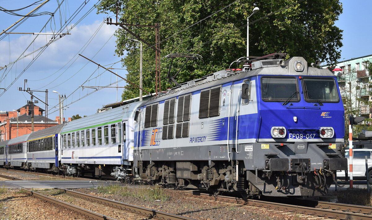 PKP Intercity spółka z o.o. mit ihrer  EP09-047  (NVR:  91 51 1 150 011-1 PL-PKPIC ) und einem IC bei der Ausfahrt Bahnhof Kostrzyn nad Odrą am 09.09.25