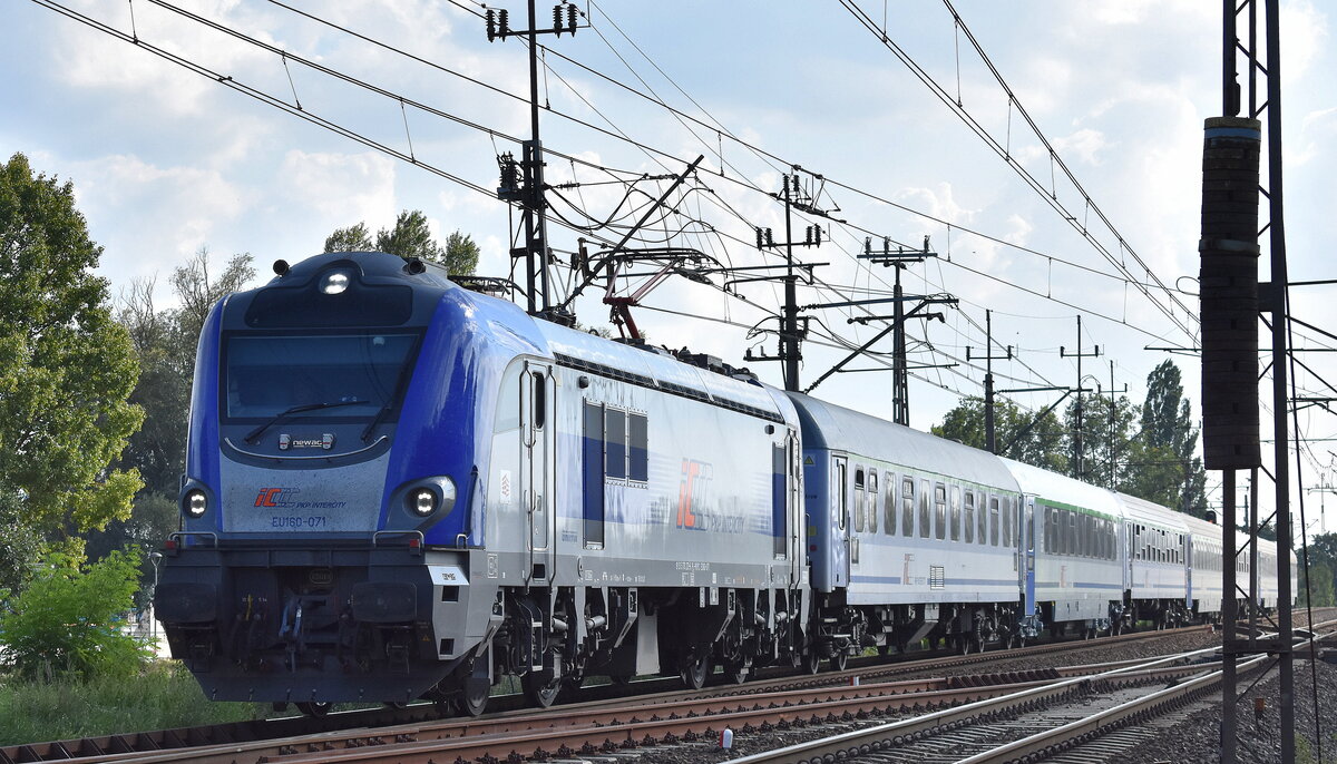 PKP Intercity spółka z o.o. mit ihrer Griffin Lok  EU160-071  (NVR:  91 51 5 170 272-6 PL-PKPIC ) und einem IC bei der Einfahrt Bahnhof Kostrzyn nad Odrą am 09.09.25