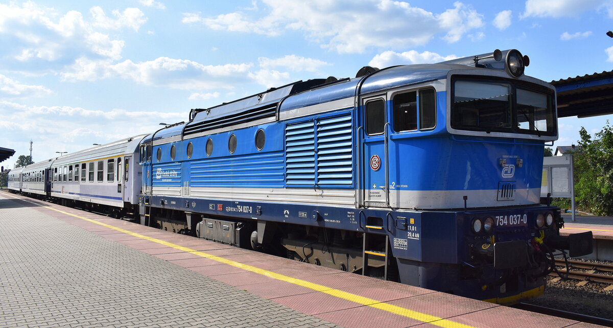 PKP Intercity spółka z o.o. in Kooperation mit ČD - České dráhy a.s. mit der Diesellok  754 037-0  (NVR:  CZ-CD 92 54 2754 037-0 ) vor dem IC  TLK 1580  Name:  BORY TUCHOLSKIE  nach GDYNIA GLOWNA am 09.09.25 im Bahnhof Kostrzyn nad Odrą (oben). 