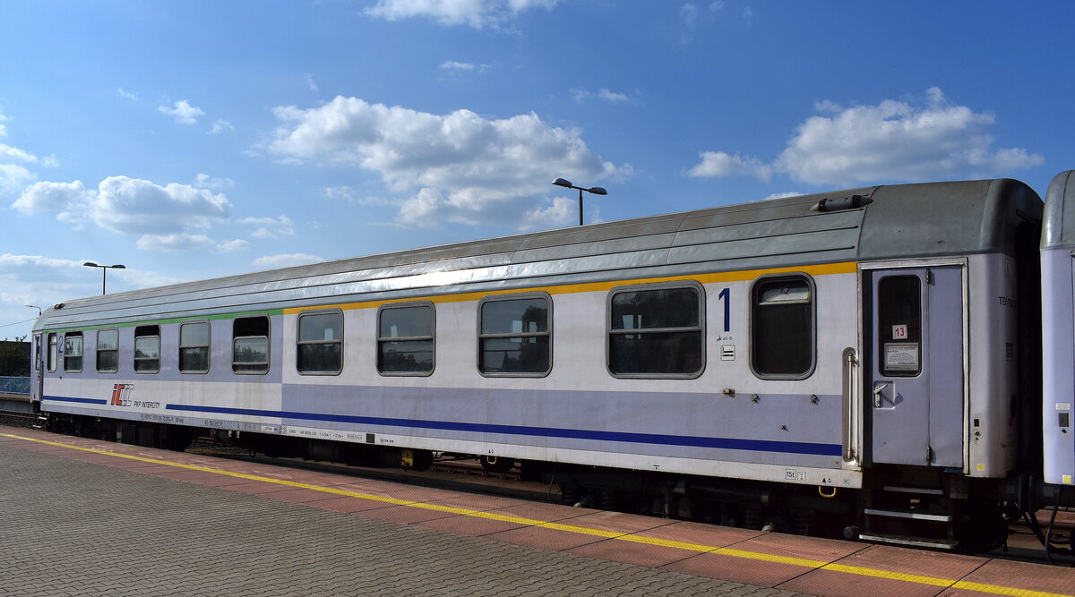 PKP Intercity spółka z o.o. mit IC Personenwagen mit 1. + 2. Klasse mit der Nr. PL-PKPIC 51 51 39-70 004-8 AB9nouz im IC/TLK 85110  KURT TUCHOLSKIE  am 09.09.25 im Bahnhof Kostrzyn nad Odrą (oben).