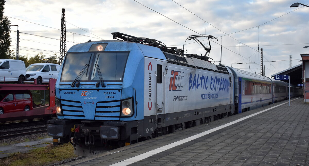 PKP Intercity spółka z o.o., Warszawa [PL] mit der geleasten Cargounit Vectron  5370 092-6 , Name:  Hania  [NVR-Nummer: 91 51 5370 092-6 PL-ID] mit dem EC 247 nach Warszawa Wschodnia am 15.10.25 Abfahrt Bahnhof Frankfurt/Oder.