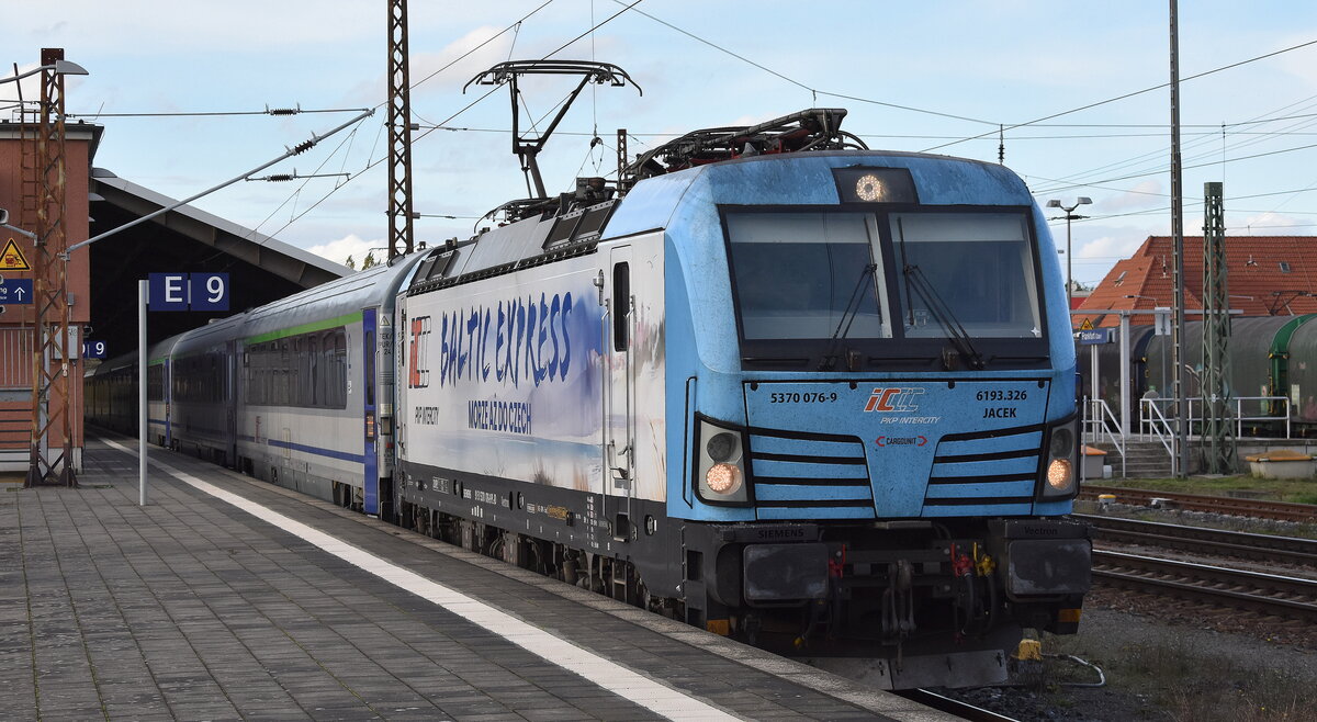 PKP Intercity spółka z o.o., Warszawa [PL] mit der geleasten Cargounit Vectron  5370 076-9 , Name:  Jacek  [NVR-Nummer: 91 51 5370 076-9 PL-ID] mit dem EC 231 Richtung Polen am 29.10.25 Abfahrt Bahnhof Frankfurt/Oder.