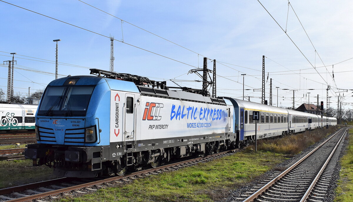 PKP Intercity spółka z o.o., Warszawa [PL] mit der geleasten Cargounit Vectron  5370 074-4 , Name:  JEREMI  [NVR-Nummer: 91 51 5370 074-4 PL-ID] und EC aus Polen bei der Einfahrt Bahnhof Frankfurt/Oder am 13.11.25