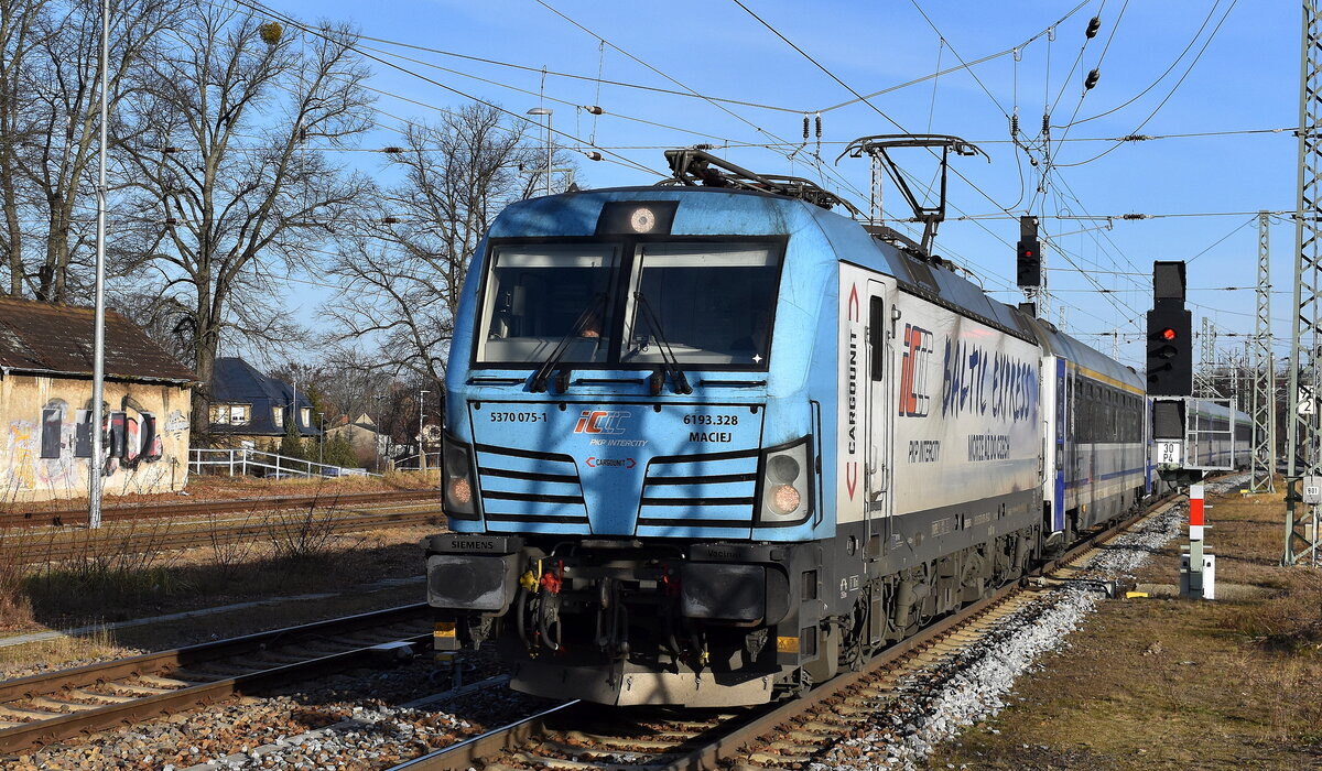 PKP Intercity spółka z o.o., Warszawa [PL] mit der geleasten Cargounit Vectron  5370 075-1/6193.328 , Name:  Maciej  [NVR-Nummer: 91 51 5370 075-1 PL-ID] und dem neuen EC 132 Richtung Leipzig Hbf. am 16.12.25 Einfahrt Bahnhof Ruhland.