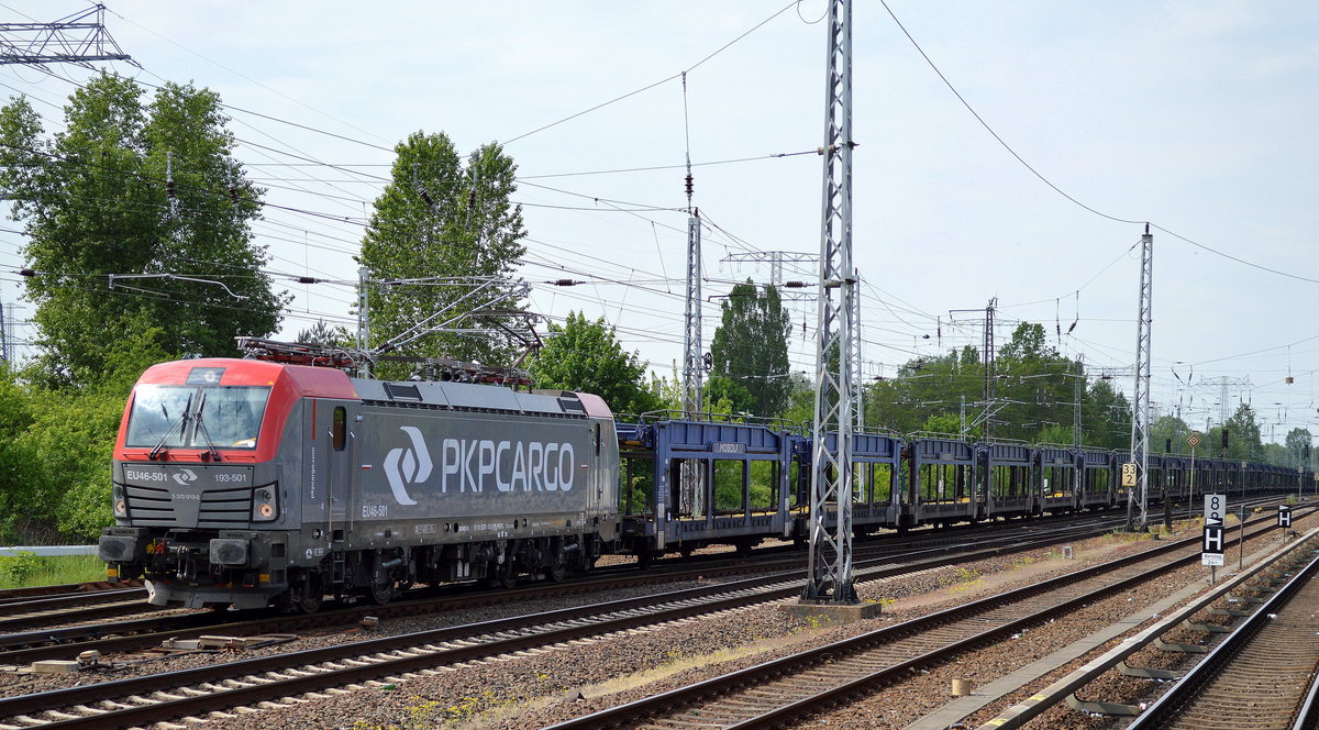 PKPC EU46-501/193-501 mit Leerzug PKW-Transportwagen am 19.05.16 Berlin-Springpfuhl.