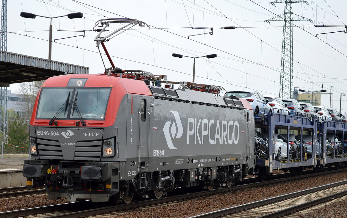 PKPC mit EU46-504/193-504 mit PKW-Transpoprtzug (fabrikneue Vauxhall Typen) am 15.04.16 Bf. Flughafen Berlin-Schönefeld.