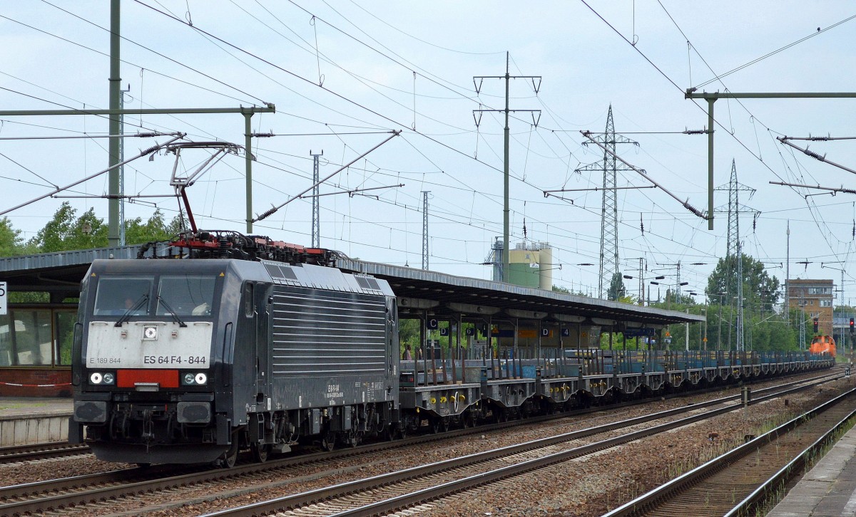 PKPC mit MRCE Dispolok E 189 844/ES 64 F4-844 mit einem Ganzzug Drehgestell-Flachwagen mit Stahlbramen beladen und DeltaRail 261 301-6 hinten dran am 03.06.15 Durchfahrt Bhf. Flughafen Berlin-Schönefeld. 