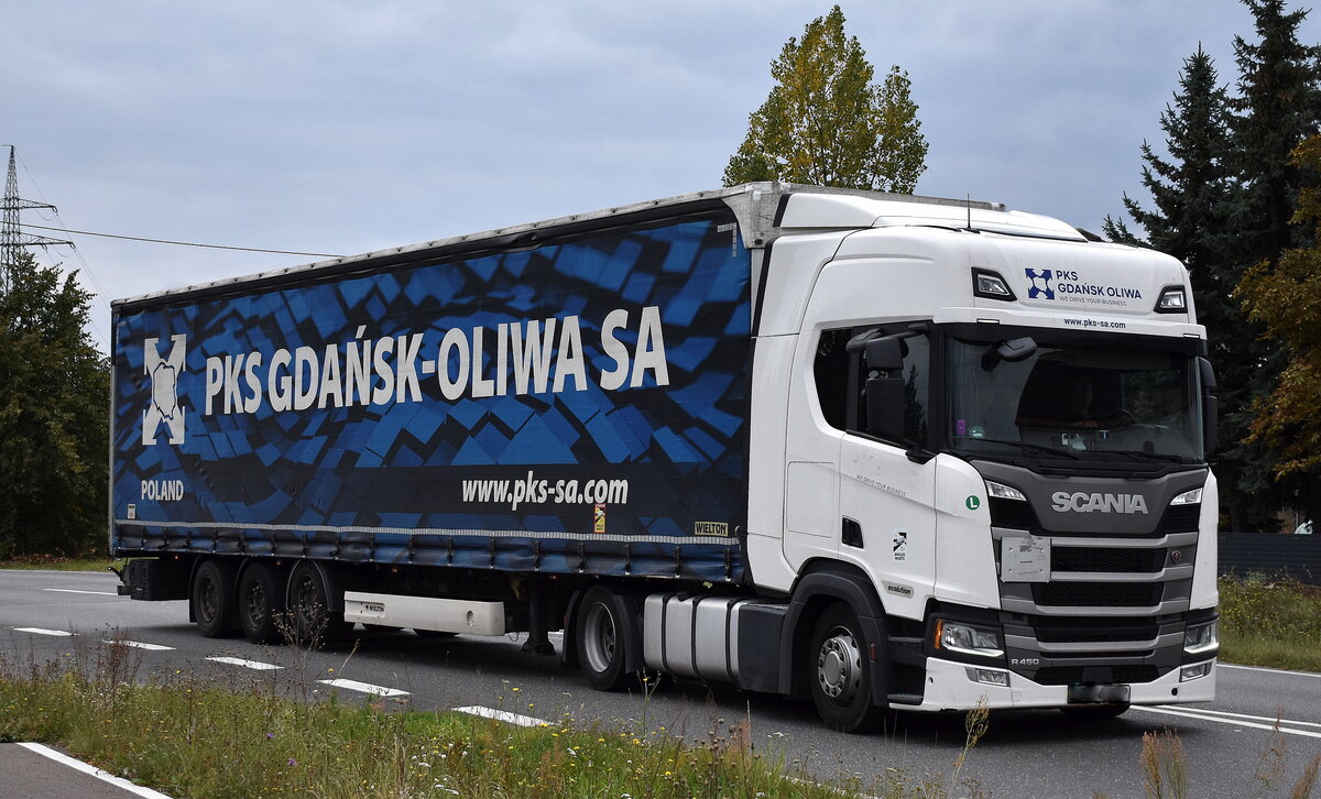 PKS Gdańsk-Oliwa SA (Polen) mit einem Sattelzug mit SCANIA R 450 Zugmaschine am 01.10.25 Höhe Bahnübergang Rodleben.
