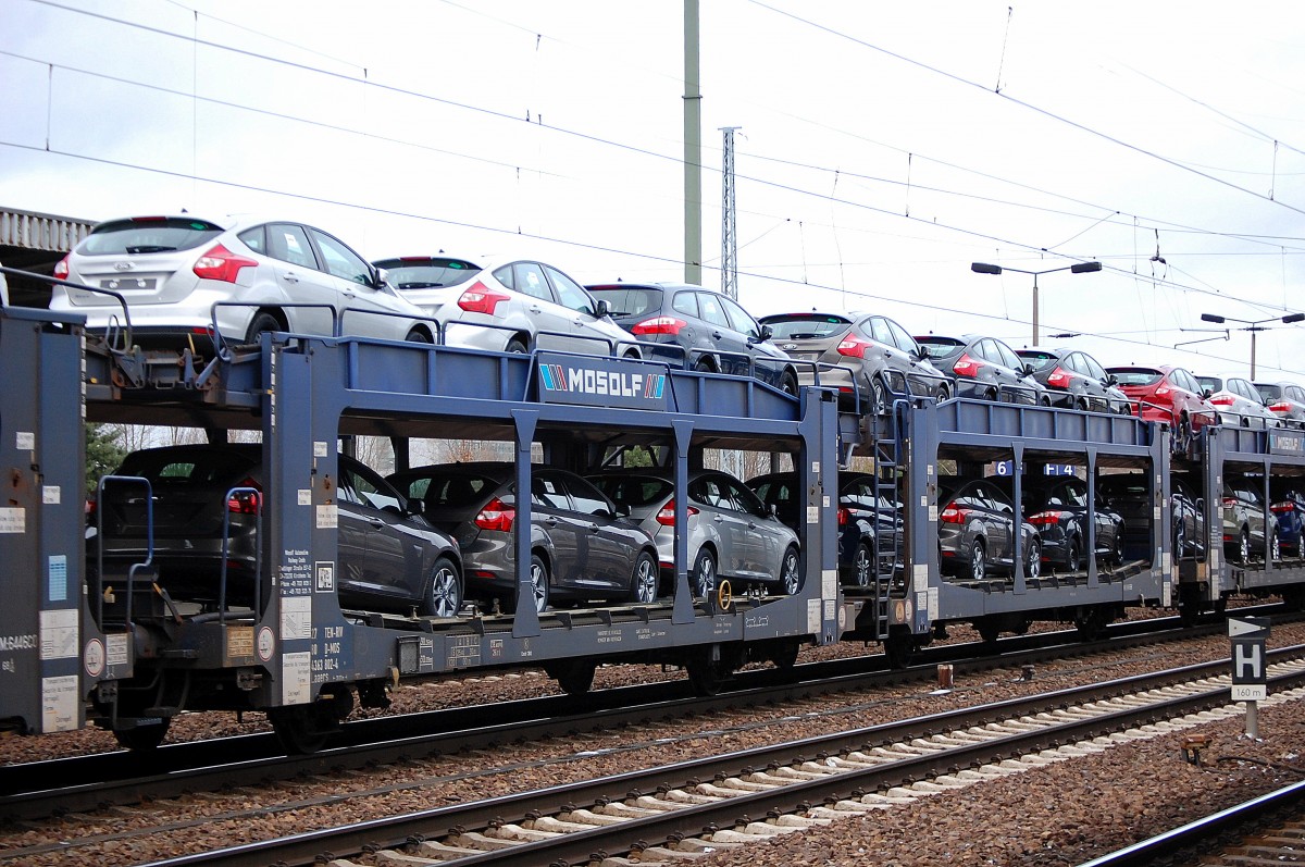 PKW-Transportwagen der Fa. Mosolf Automotive Railway GmbH eingestellt mit der Nr. 27 TEN-RIV 80 D-MOS 4363 802-4 Laaers beladen mit fabrikneuen FORD FIESTA am 07.12.13 Bhf. Flughafen Berlin-Sch�nefeld.