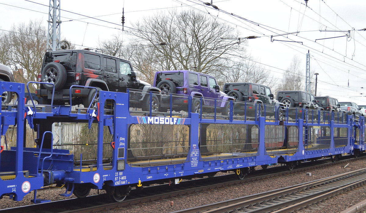 PKW-Transportwageneinheit vom Einsteller Mosolf Automotive Railway GmbH mit der Nr. 23 RIV 87 F-MOS 4363 644-7 Laaers beladen fabrikneuen Jeep Wrangler Geländewagen am 16.03.7 Berlin-Hirschgarten.