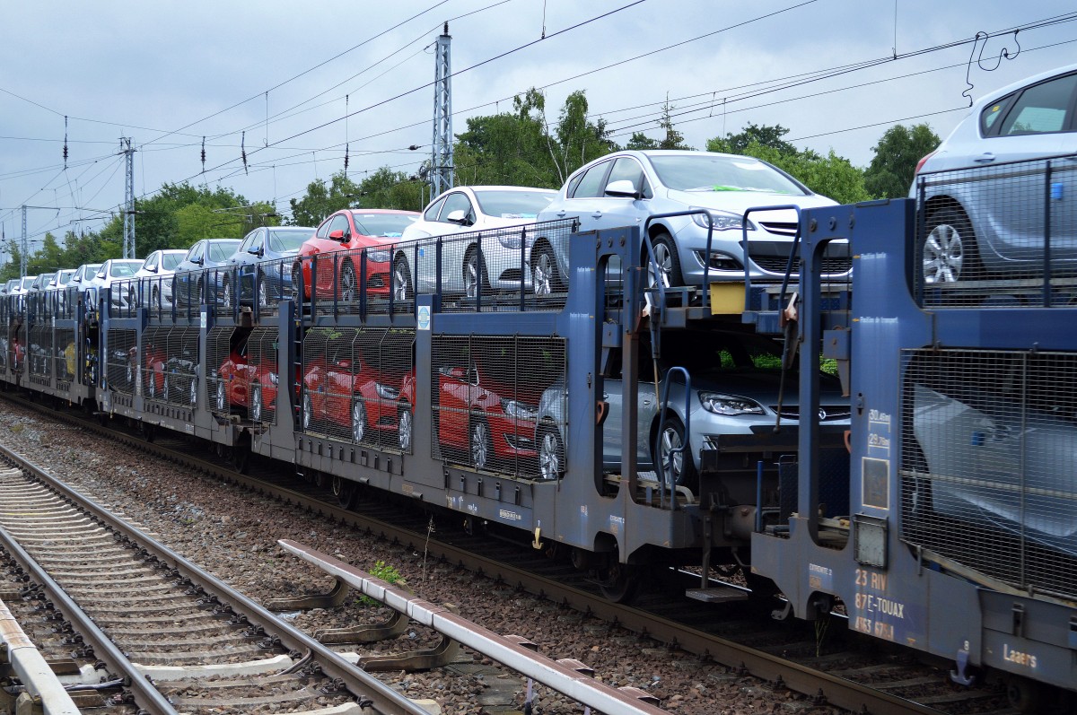 PKW-Transportwageneinheit vom Einsteller TOUAX mit der Nr. 23 RIV 87 F-TOUAX 4363 620-7 am 08.07.15 Berlin Hirschgarten.
