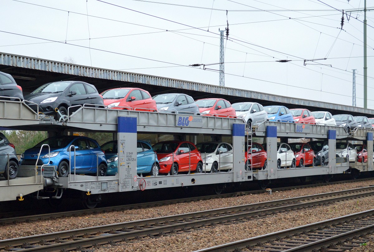 PKW-Transportwageneinheit der Fa. BLG AutoRail GmbH eingestellt in Belgien mit der Nr. 23 TEN-RIV 88 B-BLG 4356 529-8 Laaers mit fabrikneuen Ford Ka beladen am 28.11.14 Bhf. Flughafen Berlin-Schönefeld. 