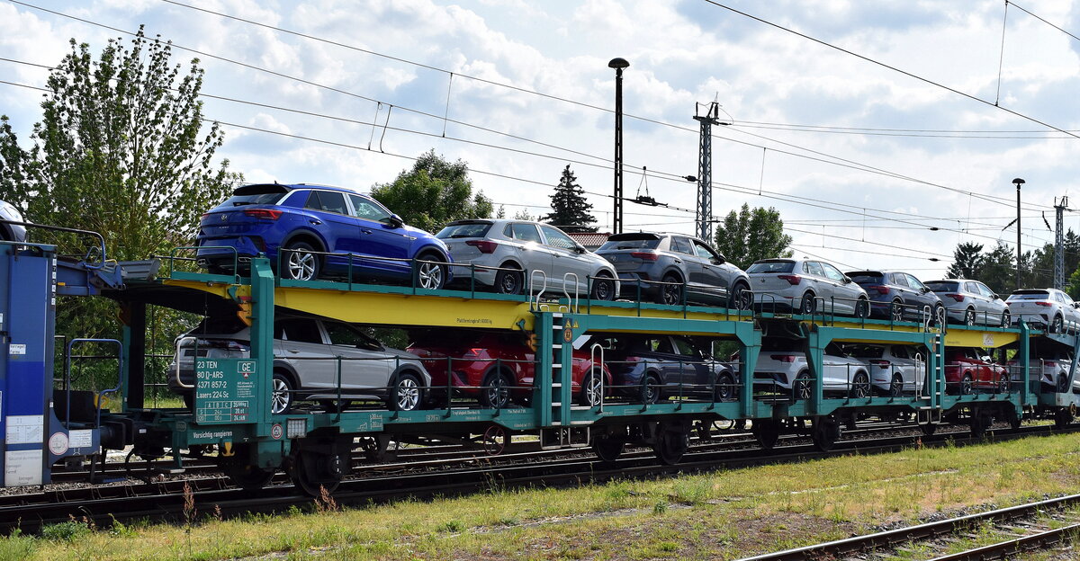 PKW-Transportwageneinheit der Firma ARS Altmann AG mit der Nr. 23 TEN 80 D-ARS 4771 857-2 Laaers 224 Sc beladen mit fabrikneuen VW T-Roc SUV in einem Ganzzug am 03.06.25 Höhe Bahnhof Stendal Hbf.