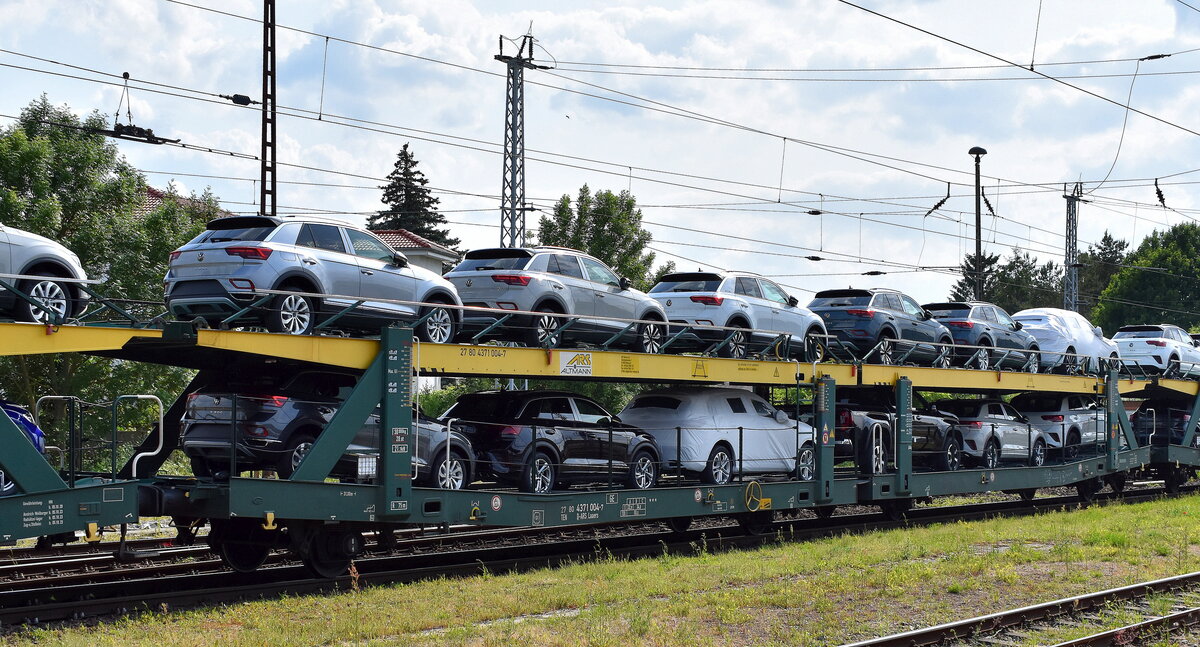 PKW-Transportwageneinheit der Firma ARS Altmann AG mit der Nr. 24 TEN 80 D-ARS 4371 004-7 Laaers (GE) beladen mit fabrikneuen VW T-Roc SUV in einem Ganzzug am 03.06.25 Höhe Bahnhof Stendal Hbf.