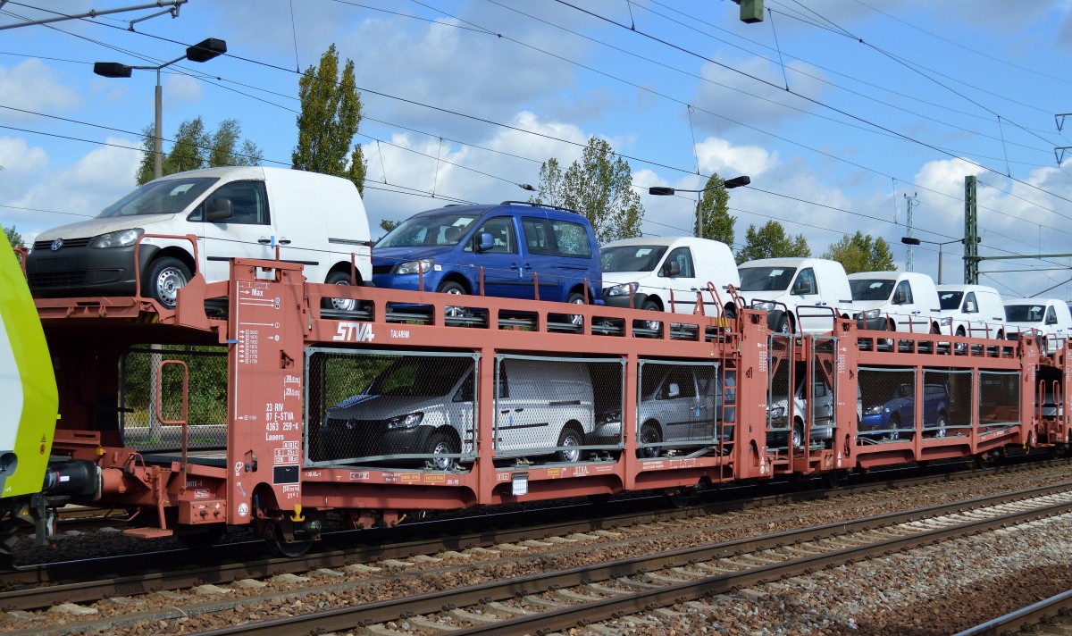 PKW-Transportwageneinheit vom franz�sischen Einsteller STVA mit der Nr. 23 RIV 87 F-STVA 4363 259-4 Laaers beladen mit fabrikneuen VW CADDY am 09.09.14 Bhf. Flughafen Berlin-Sch�nefeld.