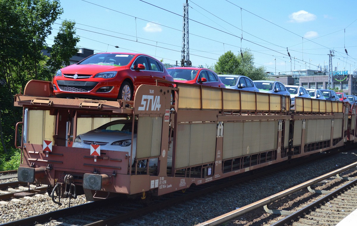 PKW-Transportwageneinheit vom französischen Einsteller S.T.V.A. mit der Nr. 23 RIV 87 F-STVA 43723 145-4 Laaefrs beladen mit fabrikneuen Vauxhall Astra am 17.06.15 Berlin-Köpenick.