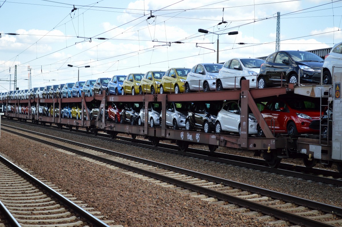 PKW-Transportwageneinheit mit fabrikneuen FORD KA beladen mit der Nr. 25 RIV 80 D-ATG 4367 461-7 Laaeks 553 am 28.08.14 Bhf. Flughafen Berlin-Sch�nefeld.