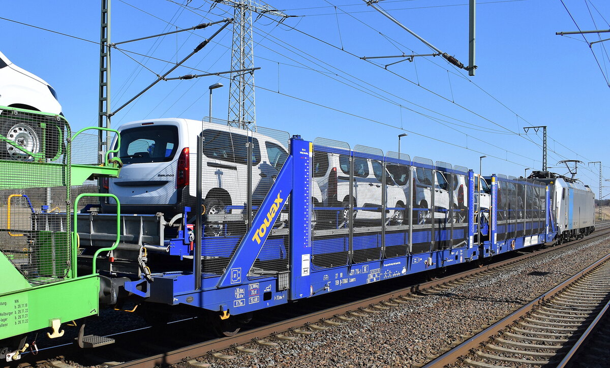 PKW-Transportwageneinheit mit runtergeklapptem Oberdeck für den Transport von fabrikneuen französischen Citroen u. Peugeot Transporter-Modellen vom Einsteller Touax Rail Group mit deutscher Registrierung mit der Nr. 27 TEN 80 D-TOUAX 4371 714-1 Laaers (GE) in einem Ganzzug am 20.03.25 Höhe Bahnhof Rodleben.