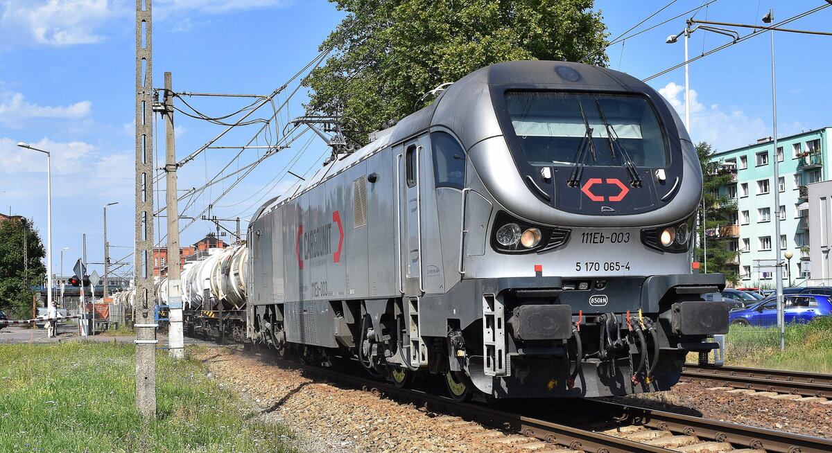 PMT - Pol-Miedź Trans Sp. z o.o., Lubin [PL] mit der angemieteten Cargounit Gama Lok  111Eb-003  [NVR-Nummer: 91 51 5170 065-4 PL-ID] und einem Kesselwagenzug (Schwefelsäure) am 13.08.25 Durchfahrt Bahnhof Kostrzyn nad Odrą.