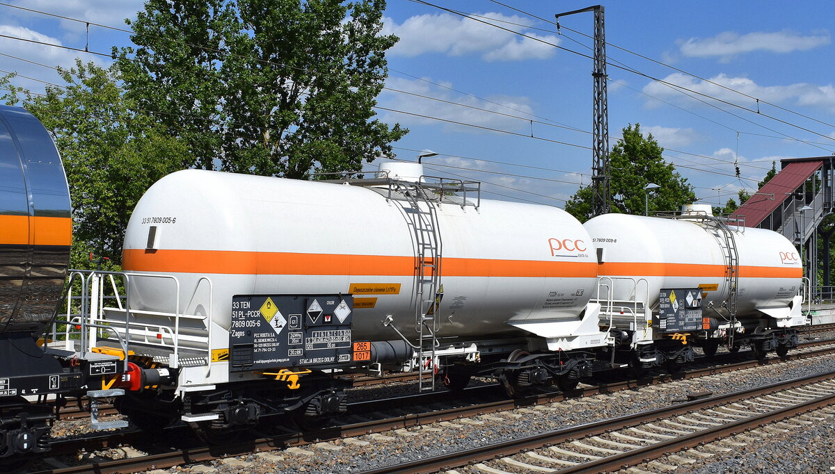 Polnische Druckgaskesselwagen der Firma PCC Rokita S.A., im Bild der Wagen mit der Nr. 33 TEN 51 PL-PCCR 7809 005-6 Zagns für die Befüllung mit Chlor (Chlorgas) siehe UN-Nr.: 265/1017 in einem gemischten Güterzug am 12.05.25 Höhe Bahnhof Saarmund.