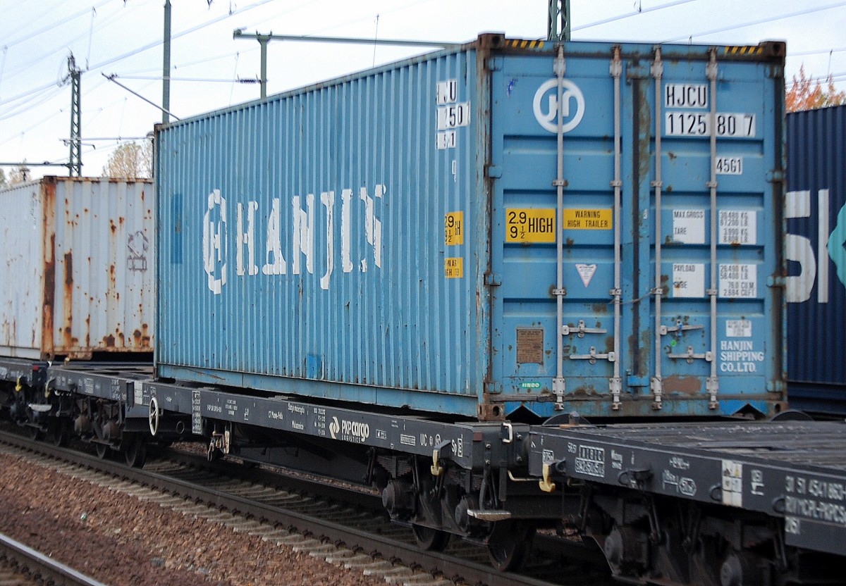 Polnischer Containertragewagen der PKP-Cargo vom Typ Sgs am 16.10.13 Bhf. Flughafen Berlin-Sch�nefeld.