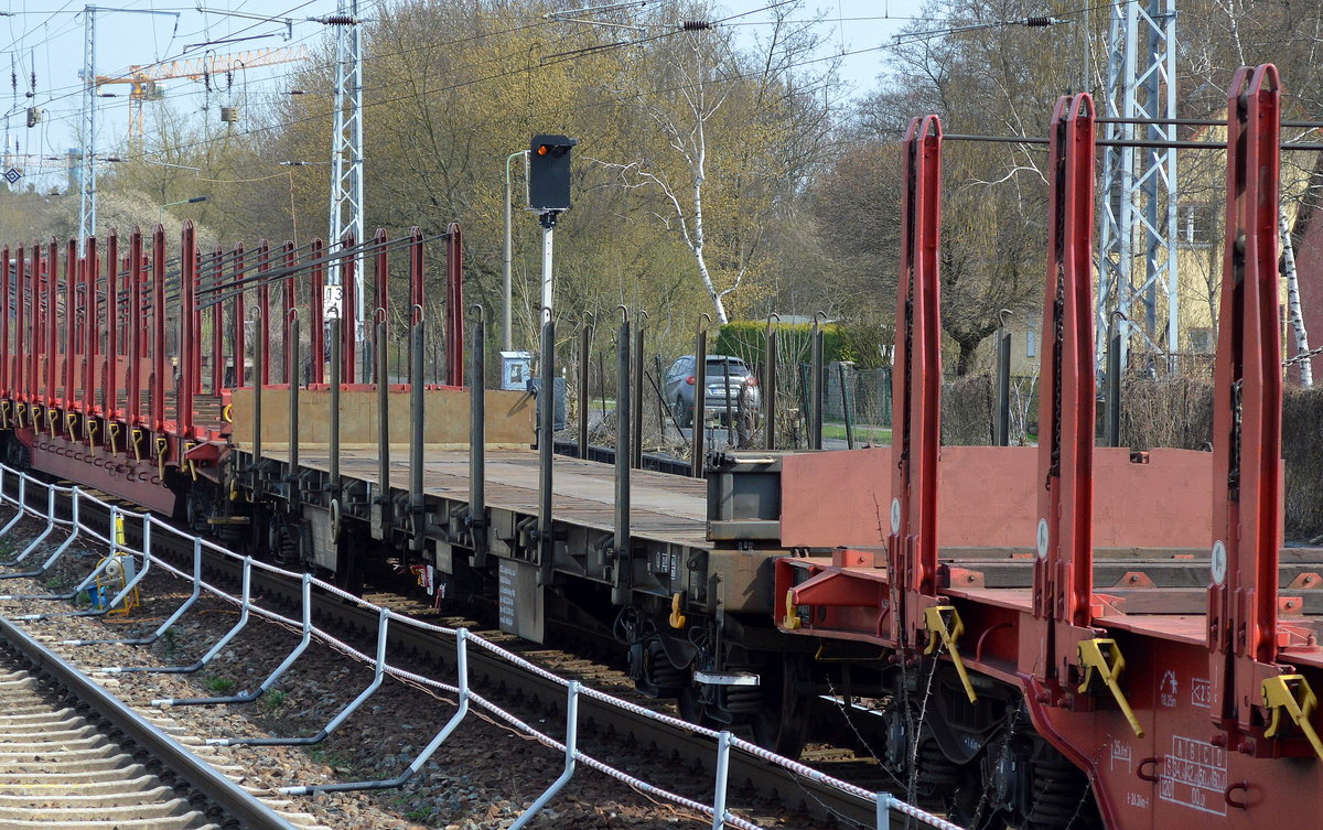 Polnischer Dehgestell-Flachwagen der EVU CTL mit der Nr. 33 RIV 51 PL-CTL 392 2 070-1 Regs 3192 am 05.04.16 berlin-Hirschgarten. 