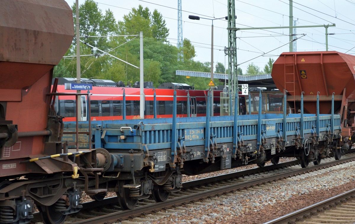 Polnischer Drehgestell-Flachwagen mit der Nr. 31 RIV MC 51 PL-PKPC 394 6 338-6 Res 2151 am 07.08.14 Bhf. Flughafen Berlin-Sch�nefeld.