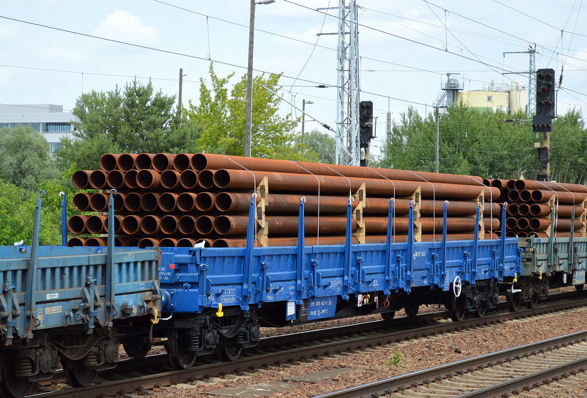 Polnischer Drehgestell-Flachwagen mit der Nr. 31 RIV 51 PL-PKP C 3945 462-5 Res beladen mit Stahlrohren am 27.06.17 in einem gemischten Güterzug im Bf. Flughafen Berlin-Schönefeld.