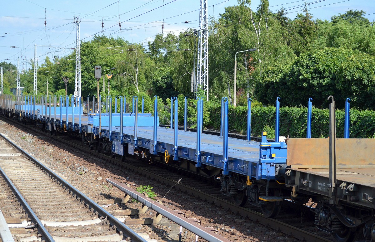 Polnischer Drehgestell-Flachwagen mit Rungen der Fa. P.W. INTER KOMTRANS mit der Nr. 33 RIV 51 PL-INKOM 392 2 114-7 Regs am 15.07.15 Berlin-Hirschgarten.