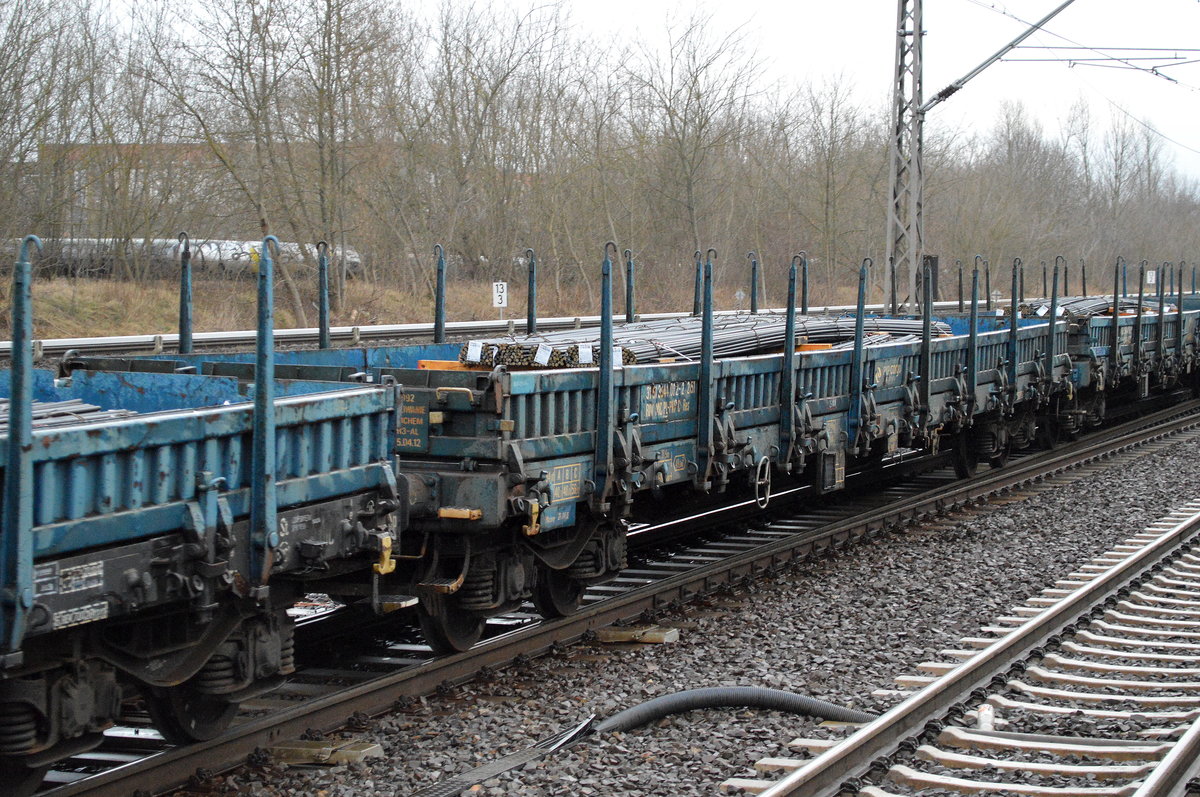Polnischer Drehgestell-Flachwagen mit Seitenborden der PKP Cargo mit der Nr. 31 RIV MC 51 PL-PKPC 3944 082-2 Res 2151 beladen mit Stahlstangen am 01.03.17 Bf. Berlin-Hohenschönhausen.