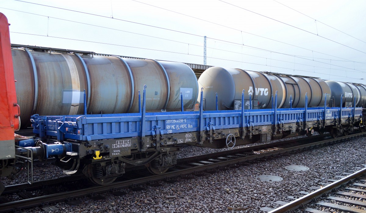 Polnischer Drehgestell-Flachwagen mit Seitenborden der PKP-Cargo mit der Nr. 31 RIV MC 51 PL-PKPC 394 4 698-5 Res 2151 in einem gemischten G�terzug am 19.03.14 Bhf. Flughafen Berlin-Sch�nefeld.