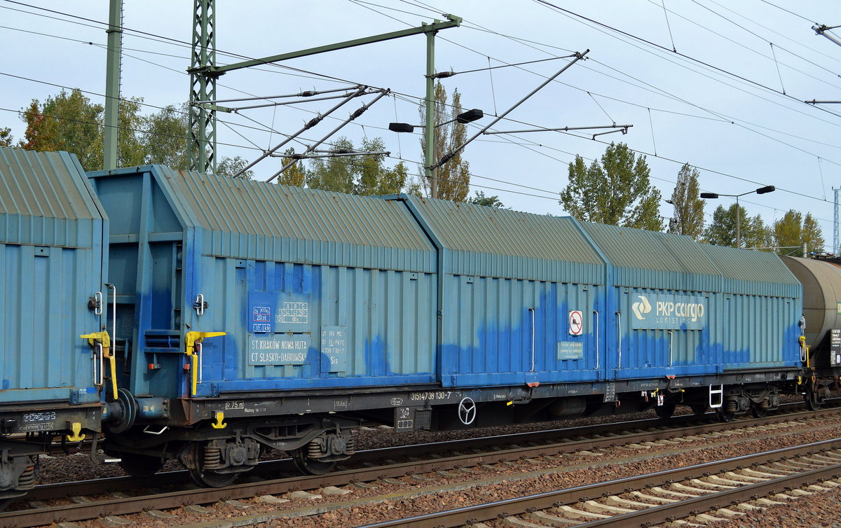 Polnischer Drehgestell-Flachwagen mit Teleskophauben für Coiltransporte der PKP Cargo mit der Nr. 31 RIV MC 51 PL-PKPC 4738 150-7 Sis am 23.09.17 BF. Flughafen Berlin-Schönefeld.
