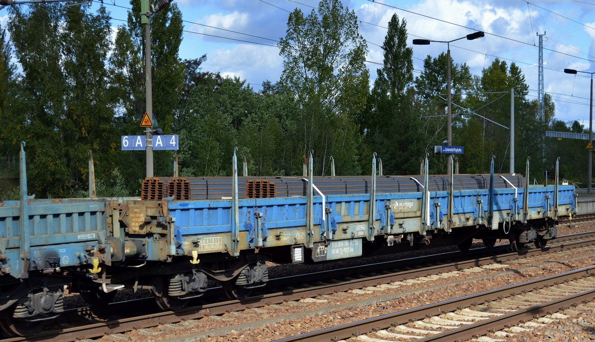 Polnischer Drehgestell-Flachwagen der PKP Cargo beladen mit Stahllatten mit der Nr. 31 RIV MC 51 PL-PKPC 3945 040-9 Res 2151 am 26.09.15 Bhf. Flughafen Berlin-Schönefeld.