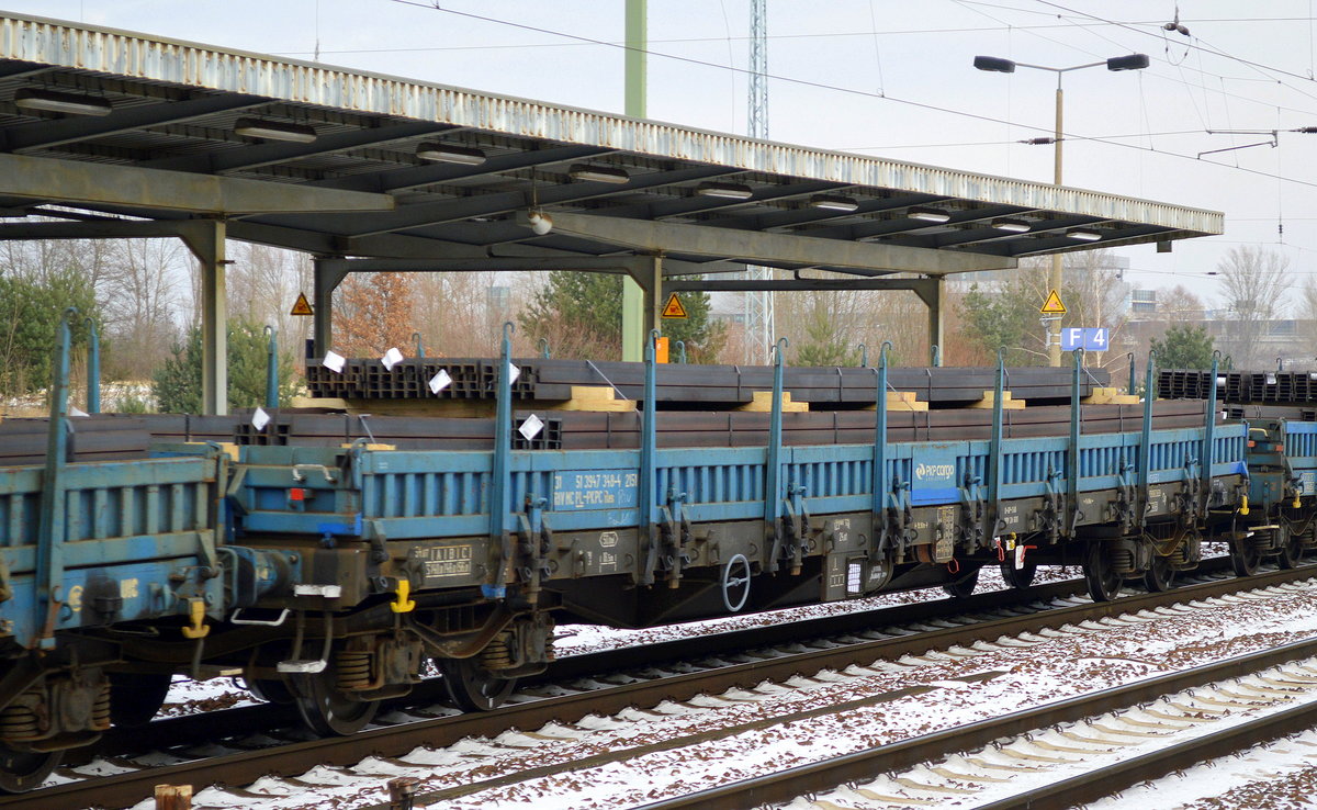 Polnischer Drehgestell-Flachwagen der PKP Cargo mit der Nr. 31 RIV MC 51 PL-PKPC 3947 348-4 Res beladen mit Stahlprodukten am 11.01.17 Bf. Flughafen Berlin-Schönefeld.