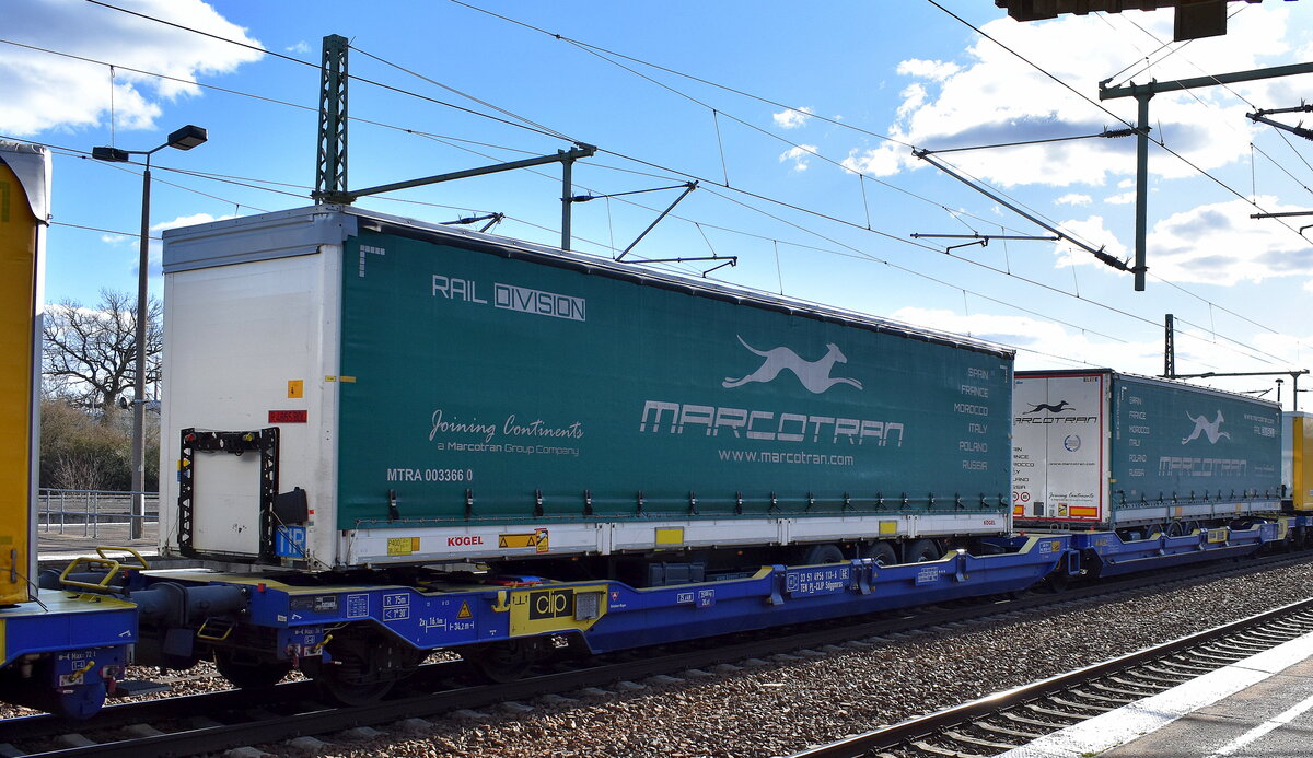 Polnischer Drehgestell-Gelenktaschenwagen vom Einsteller CLIP Intermodal sp. z o.o. mit der Nr. 33 TEN 51 PL-CLIP 4956 113-6 Sdggmrss (GE) beladen mit Trailern in einem KLV-Zug am 17.03.25 Höhe Bahnhof Schönefeld b. Berlin.