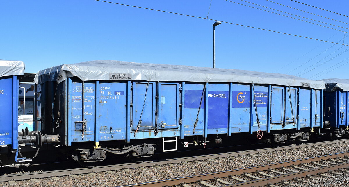 Polnischer Drehgestell-Hochbordwagen vom Einsteller Promobil Fleet Sp. z o o. mit der Nr. 33 RIV 51 PL-PMF 5330 443-1 Eaos abgedeckt mit Plane der Fa. AGROL MATEJKA für Getreidetransporte in einem Ganzzug am 20.03.25 Höhe Bahnhof Rodleben.