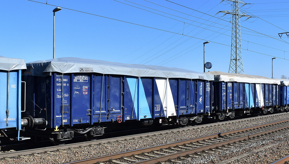 Polnischer Drehgestell-Hochbordwagen vom Einsteller Rail-Cars sp. z o. o mit der Nr. 33 RIV 51 PL-RAILC 5400 489-9 Eaos abgedeckt mit Plane der Fa. AGROL MATEJKA + Logo auf dem Wagen also wohl angemietet für Getreidetransporte in einem Ganzzug am 20.03.25 Höhe Bahnhof Rodleben.