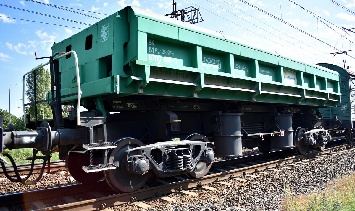 Polnischer Drehgestell-Schüttgutkippwagen der Fa. Zakład Robót Komunikacyjnych – DOM w Poznaniu Sp. z o.o. mit der Nr. 84 51 PL-ZRKPN 6700 535-2 Fa am Haken von  SM42-883  am 13.08.25 Höhe Bahnhof Kostrzyn nad Odrą.