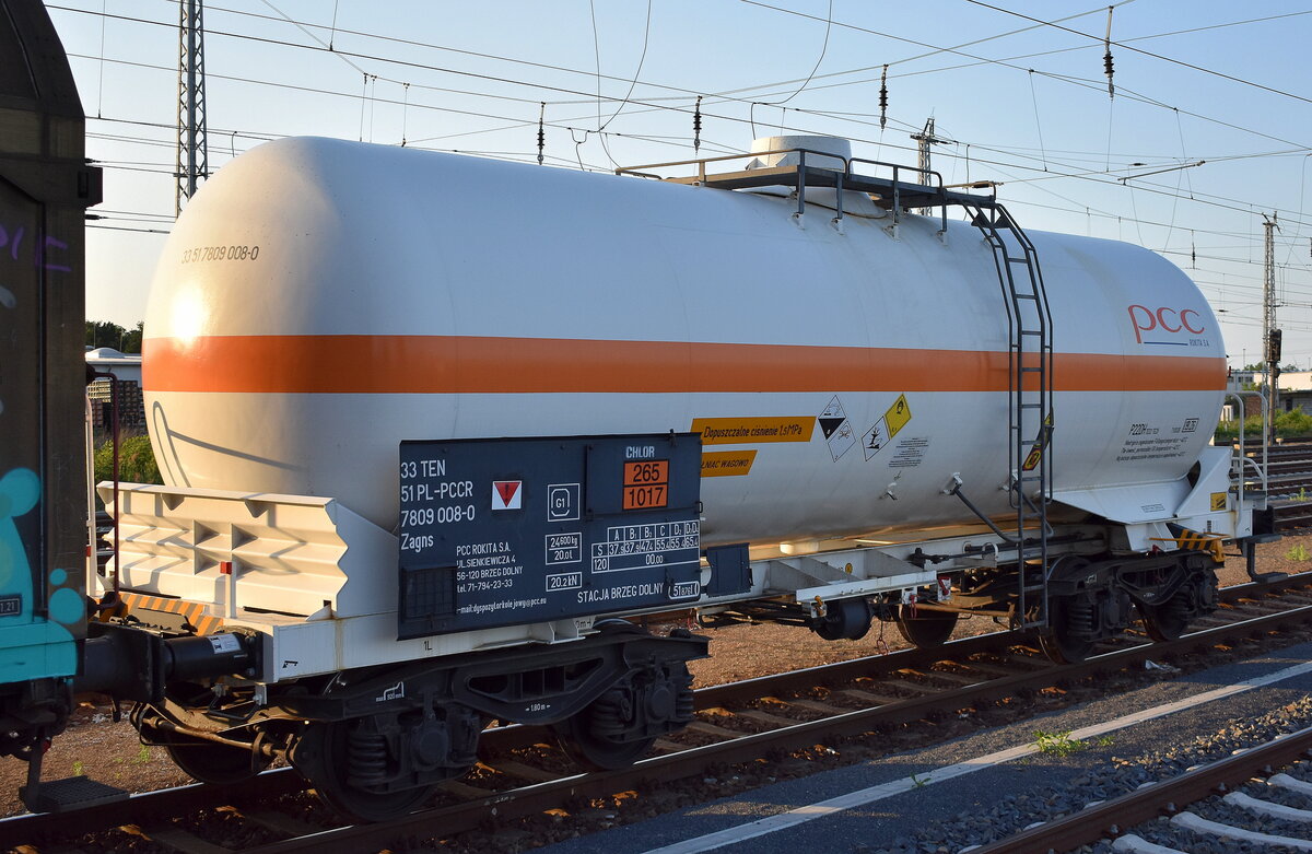 Polnischer Druckgaskesselwagen der Fa. PCC Rokita S.A. mit der Nr. 33 TEN 51 PL-PCCR 7809 008-0 Zagns für die Befüllung mit Chlor (Chlorgas) siehe UN-Nr: 265/1017 in einem gemischten Güterzug am 19.06.25 Höhe Bahnhof Senftenberg.