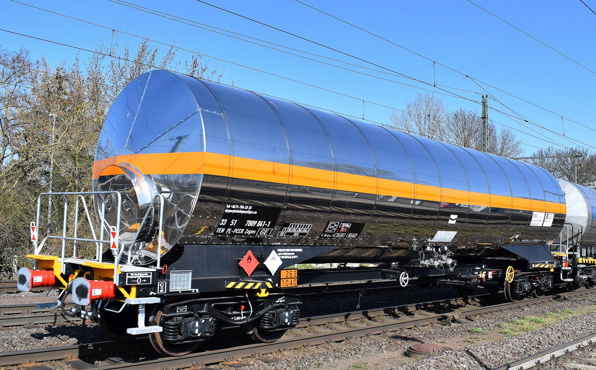 Polnischer Druckgaskesselwagen der Firma Pcc Rokita S.A., Brzeg Dolny mit der Nr. 33 TEN 51 PL-PCCR 7809 041-1 Zagns (GE), lt. UN-Nr.: 263/1040 für die Befüllung mit Ethylenoxid mit Stickstoff bis zu einem höchstzulässigen Gesamtdruck von 1 MPa (10 bar) bei 50 °C in einem gemischten Kesselwagenzug am 27.03.25 Höhe Bahnhof Niederndodeleben.