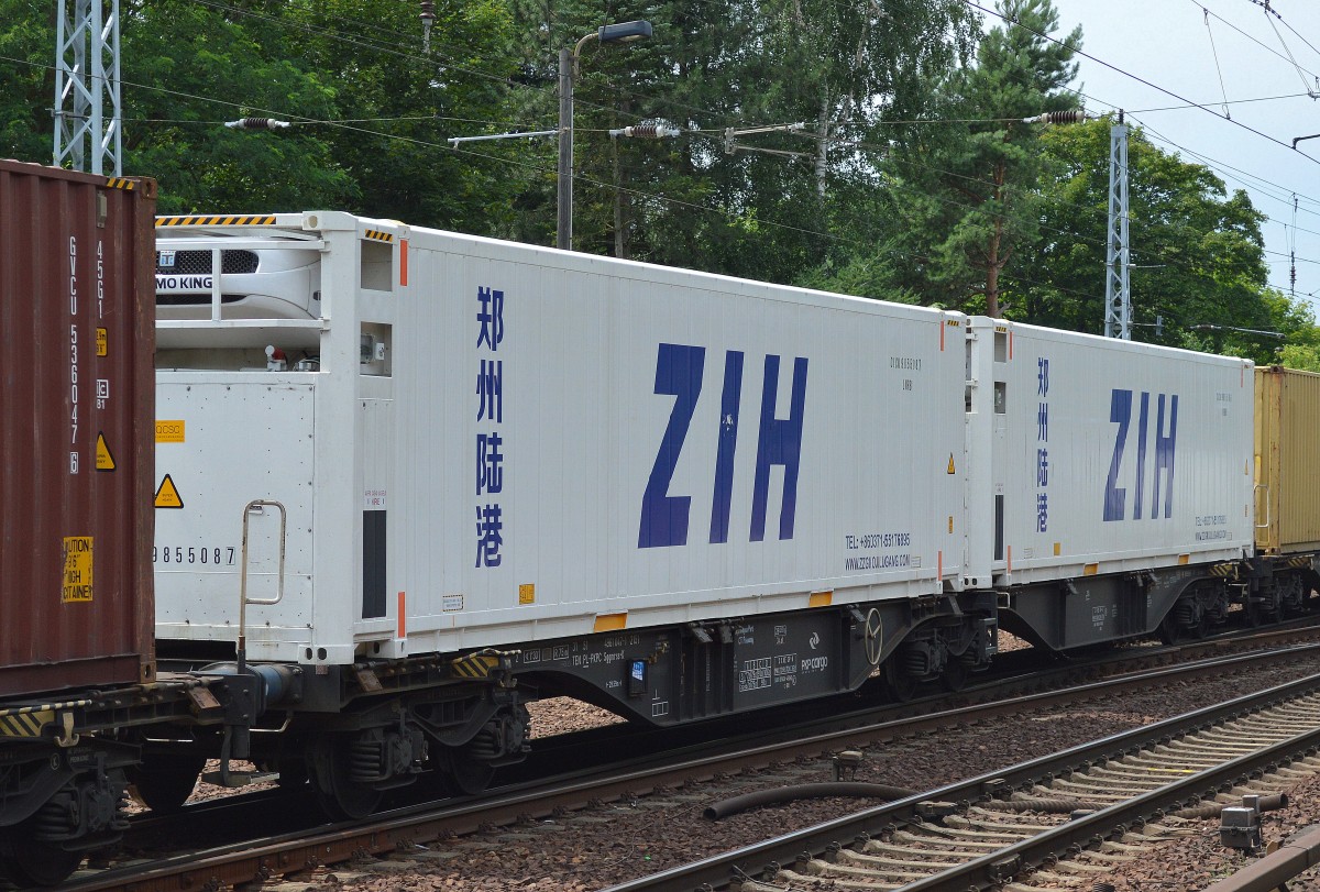 Polnischer Gelenk-Containertragwagen der PKP Cargo mit der Nr. 31 TEN 51 PL-PKPC 4961 047-1 Sggmrss-K 2151 mit zwei ZIH Containern am 17.07.15 Berlin Hirschgarten.