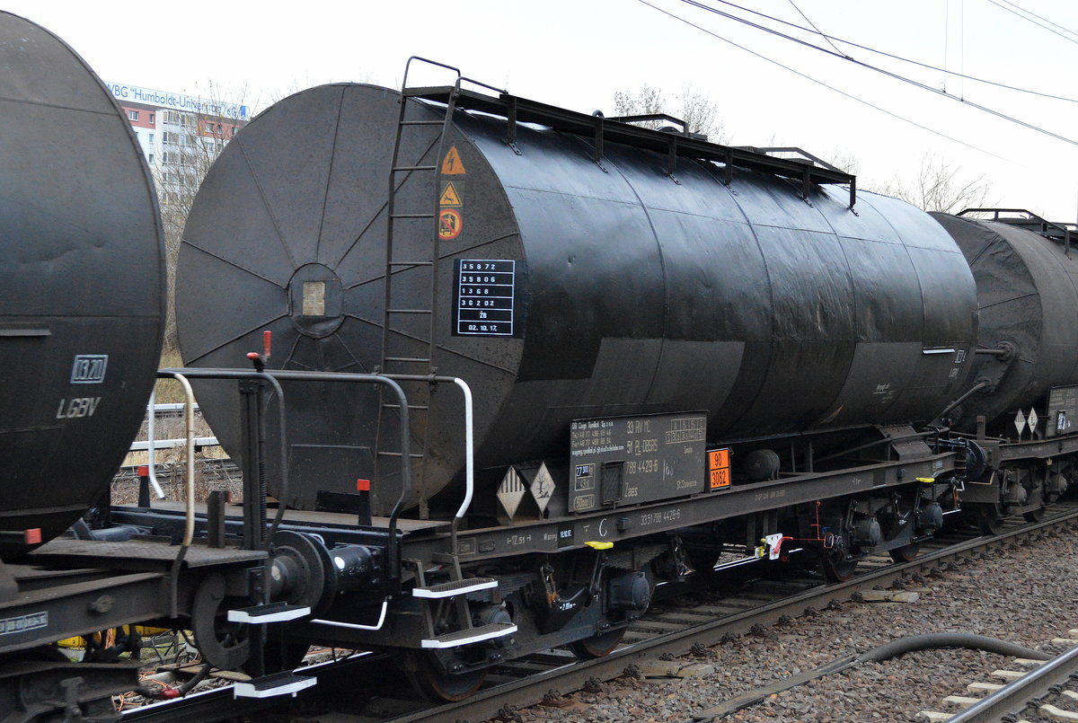 Polnischer Heizoelkesselwagen der DB Tochter DB Schenker Rail Spedkol Sp. z o.o. mit der Nr. 33 RIV MC 51 PL-DBSRS 788 4 429-6 Zaes (UN-Nr.: 90/3082 = Umweltgefährdender Stoff, flüssig, N.A.G.) am 27.11.17 Berlin-Hohenschönhausen. 