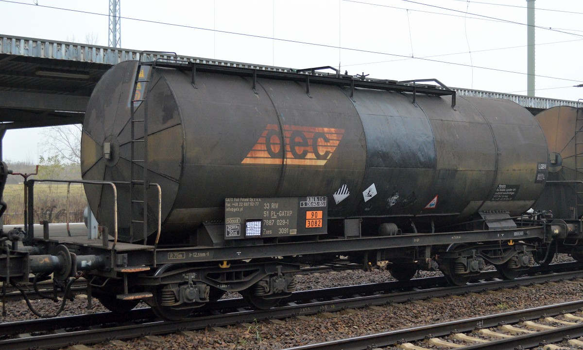 Polnischer Heizoelkesselwagen vom Einsteller GATX Rail Poland mit der Nr. 33 RIV 51 PL-GATXP 7877 029-1 Zaes 3091 lt. UN-Nr. für den Transport flüssiger umweltgefährdender Stoffe siehe Heizoel am 25.11.14 Bhf. Flughagen Berlin-Schönefeld.