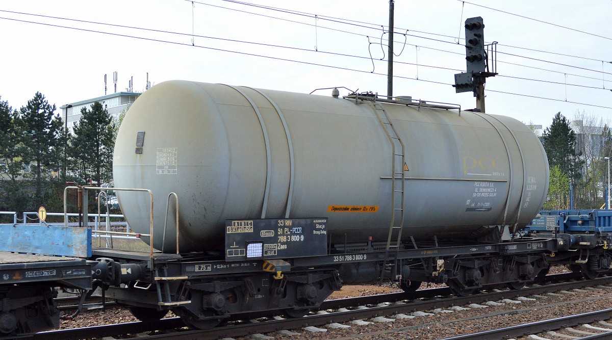 Polnischer Kesselwagen vom Einsteller PCC ROKITA S.A. mit der Nr. 33 RIV 51 PL-PCCR 788 3 800-9 Zaes am 11.04.14 Bhf. Flughafen Berlin-Sch�nefeld.