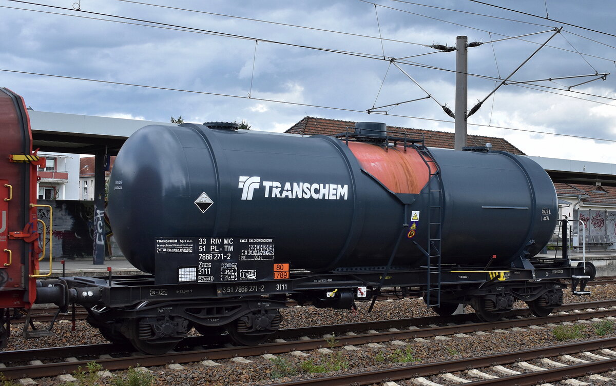 Polnischer Kesselwagen vom Einsteller Transchem Sp. z o.o. mit der Nr. 33 RIV MC 51 PL-TM 7868 271-2 Zacs für das Ladegut Salzsäure siehe UN-Nr.: 80/1789 in einem gemischten Güterzug am 16.07.25 Höhe Bahnhof Luckenwalde.