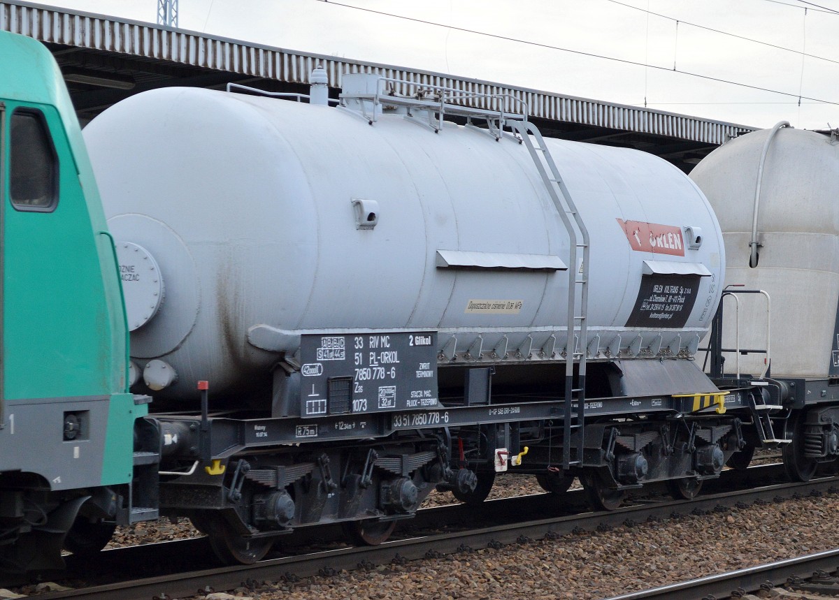 Polnischer Kesselwagen der Fa. ORLEN KOLTRANS Sp. z.o.o. mit der Nr. 33 RIV MC 51 PL-ORKOL 7850 778-6 Zas 1073 am 13.11.15 Bhf. Flughafen Berlin-Schönefeld.